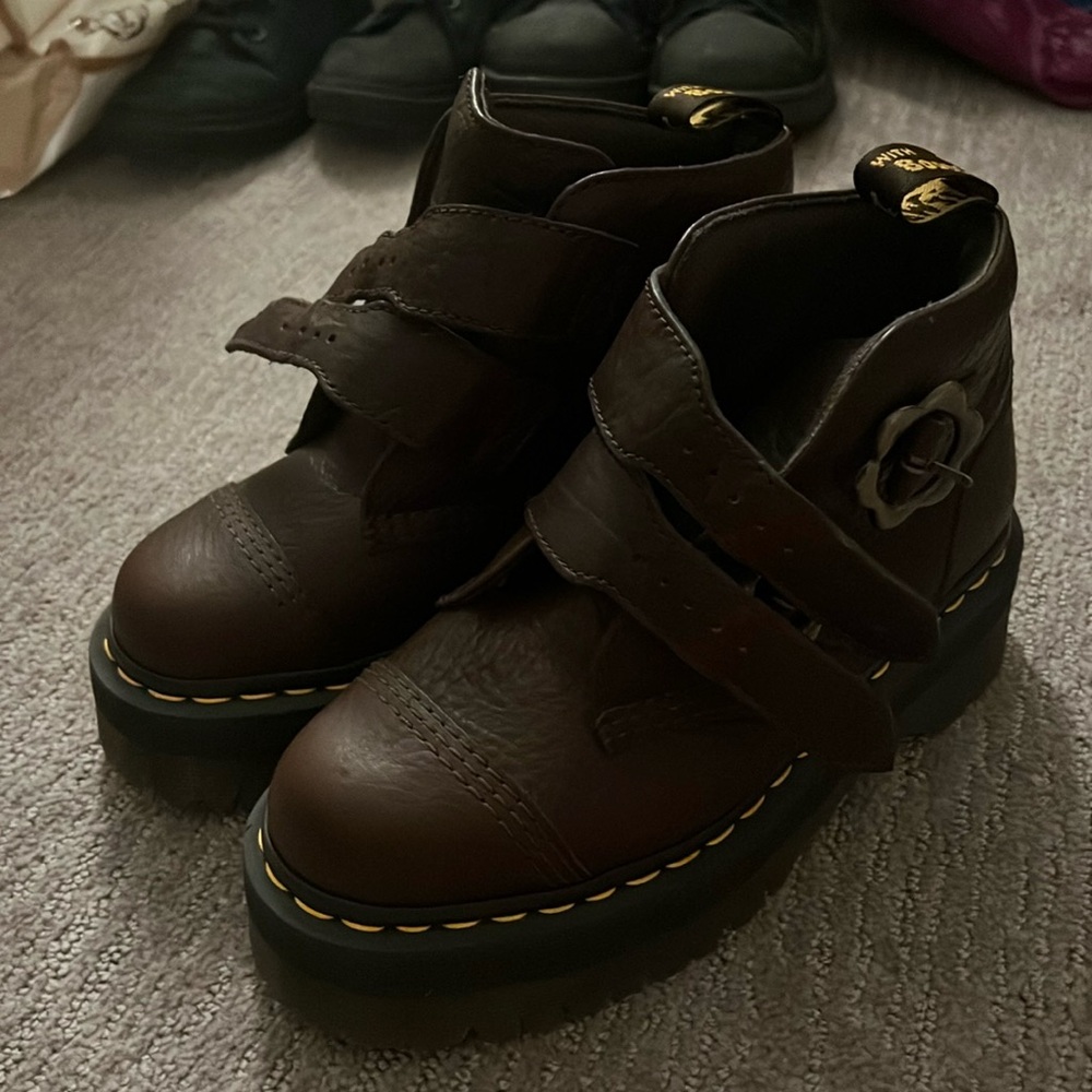 Dr Martens Devon Flower Buckle in Brown
